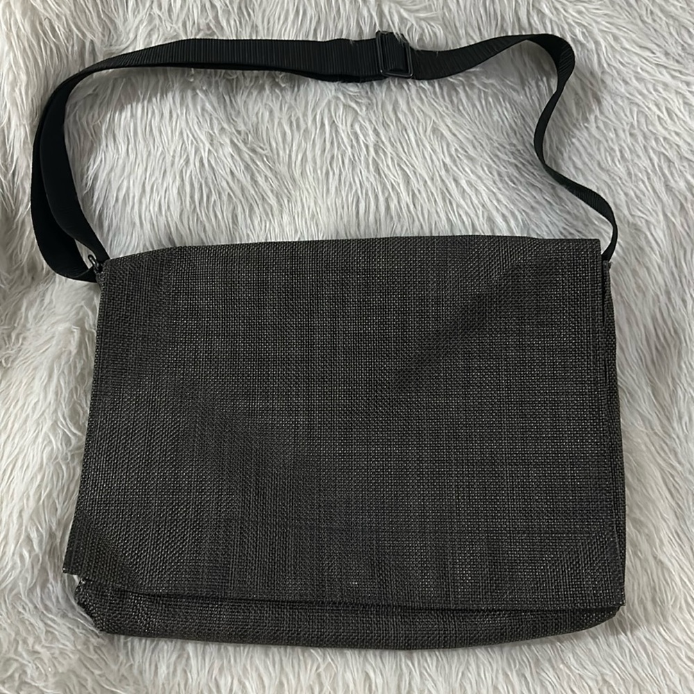 Chilewich Woven Minimalist Tablet Shoulder Bag